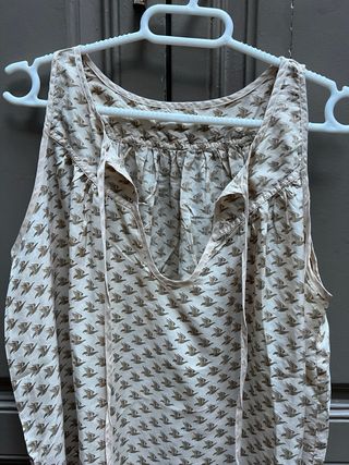 Pijama de seda beige y marrón