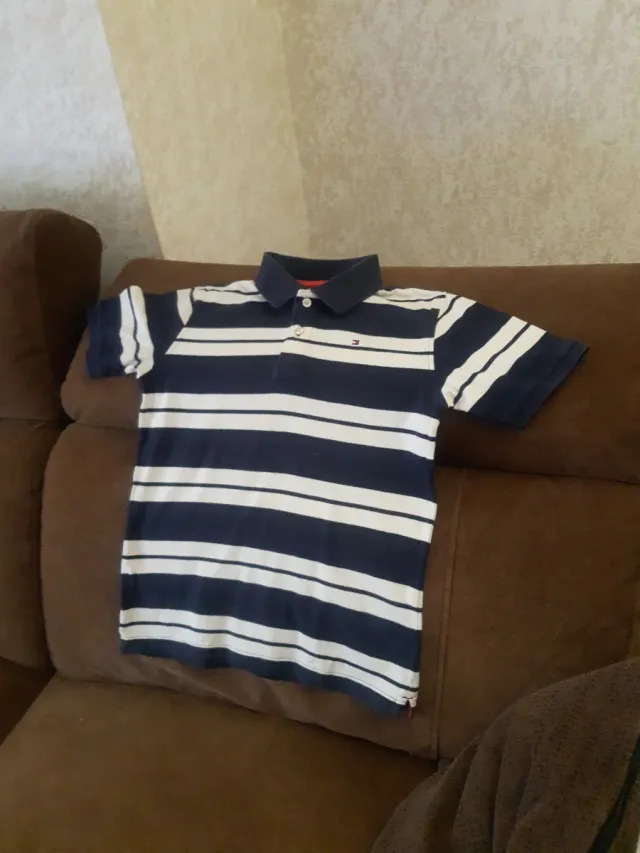 Polo Tommy Hilfiger Rayas Azul Marino.8/10 años