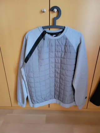 Sudadera Nike gris acolchada