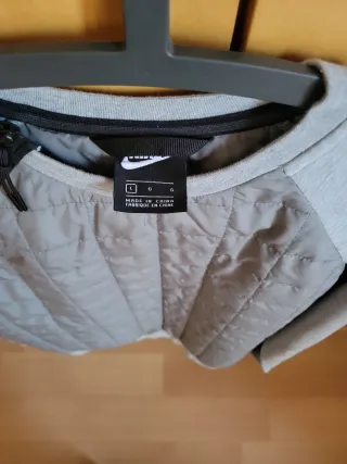 Sudadera Nike gris acolchada