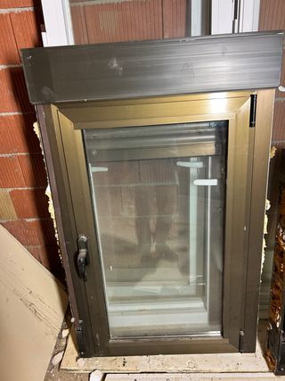Ventana aluminio con persiana