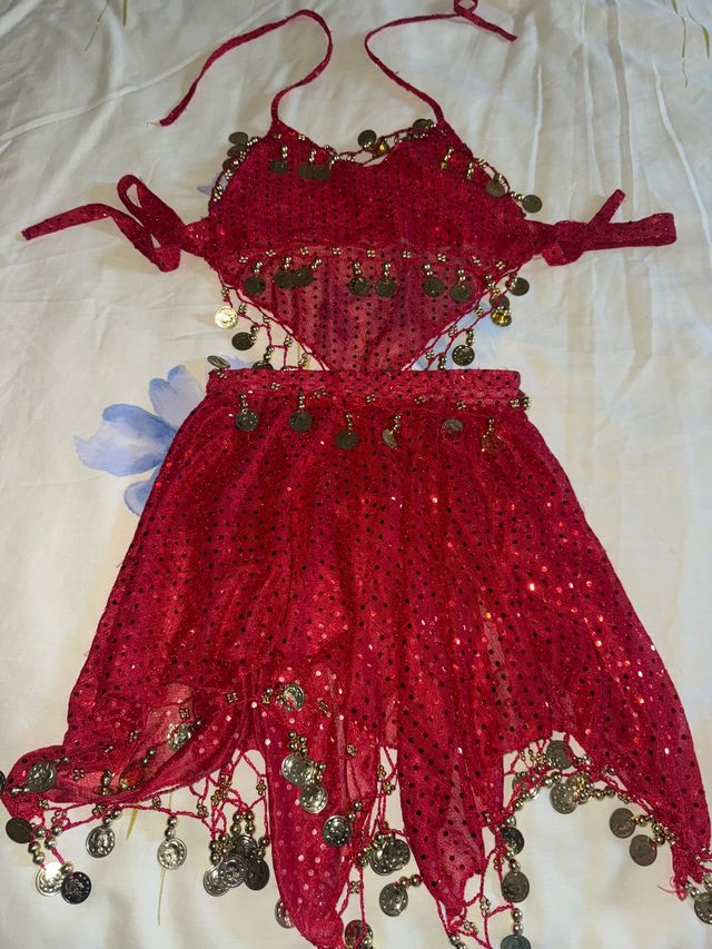 Traje de danza árabe rojo con monedas