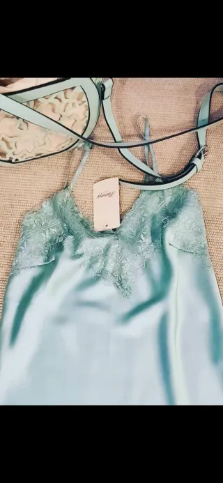 Lencería de satén con encaje verde agua