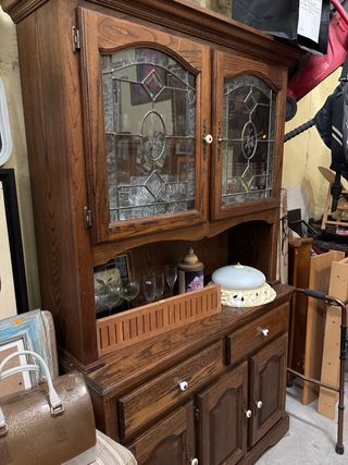 Vitrina de madera con puertas de cristal