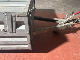 Remolque con freno de inercia