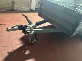 Remolque con freno de inercia