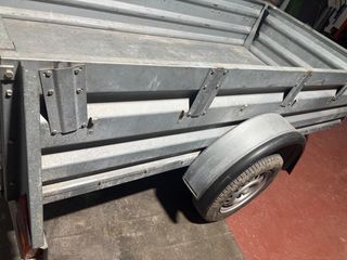 Remolque con freno de inercia