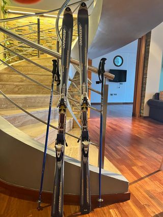 Esquís Atomic con bastones