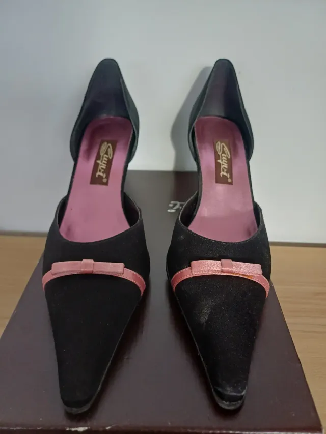 Zapatos de salón negros y rosas
