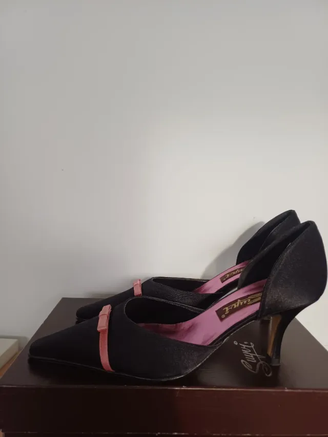 Zapatos de salón negros y rosas