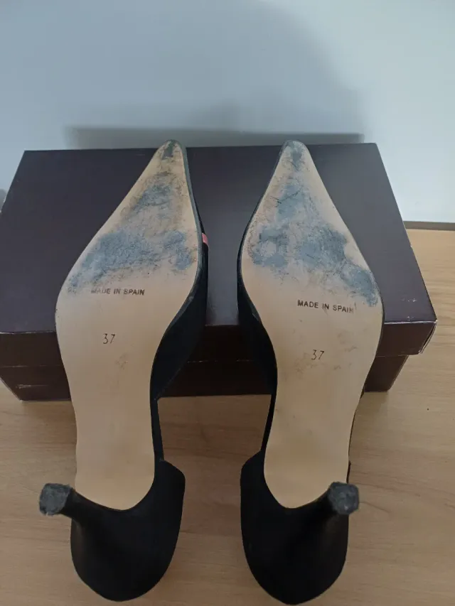 Zapatos de salón negros y rosas