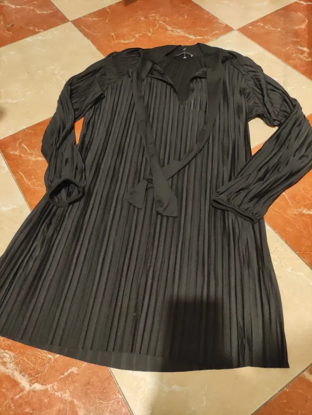 Vestido negro plisado con lazada