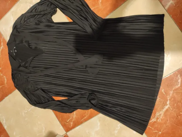 Vestido negro plisado con lazada