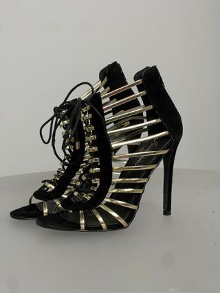 Sandalias de tacón negras y doradas