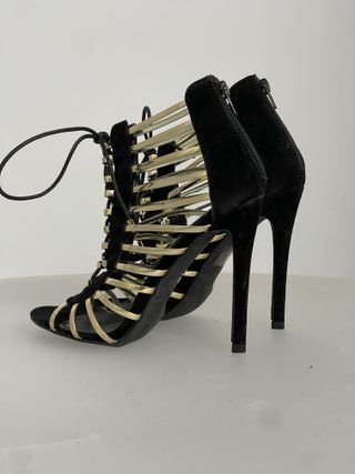 Sandalias de tacón negras y doradas
