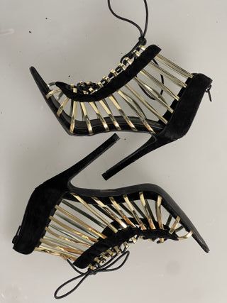 Sandalias de tacón negras y doradas