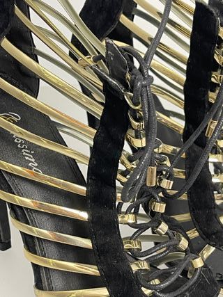 Sandalias de tacón negras y doradas