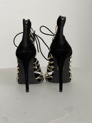 Sandalias de tacón negras y doradas