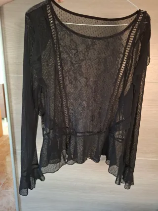 Blusa de encaje transparente negra