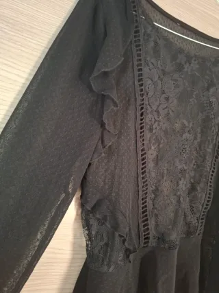 Blusa de encaje transparente negra