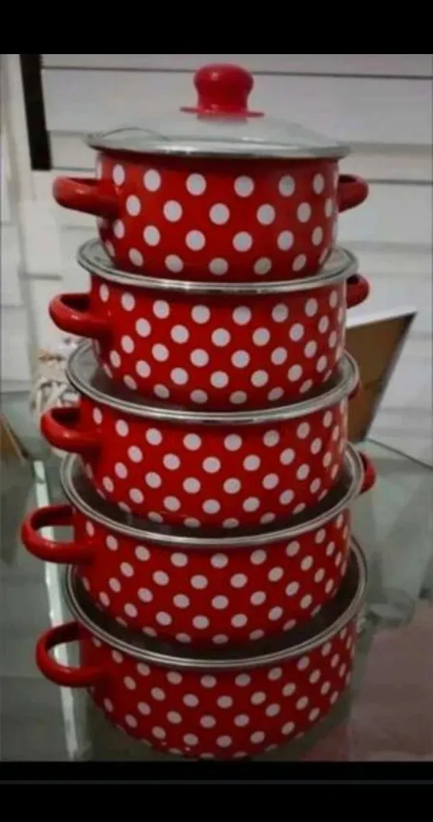 Juego de Ollas Rojas con Puntos Blancos