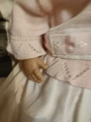Muñeca bebé con chupete y vestido