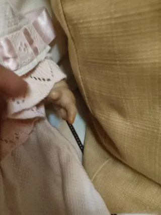 Muñeca bebé con chupete y vestido