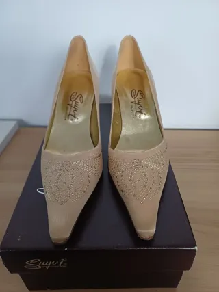 Zapatos de salón Suyvi beige y dorados