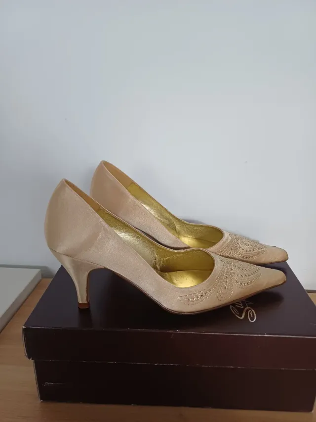 Zapatos de salón Suyvi beige y dorados