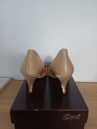 Zapatos de salón Suyvi beige y dorados