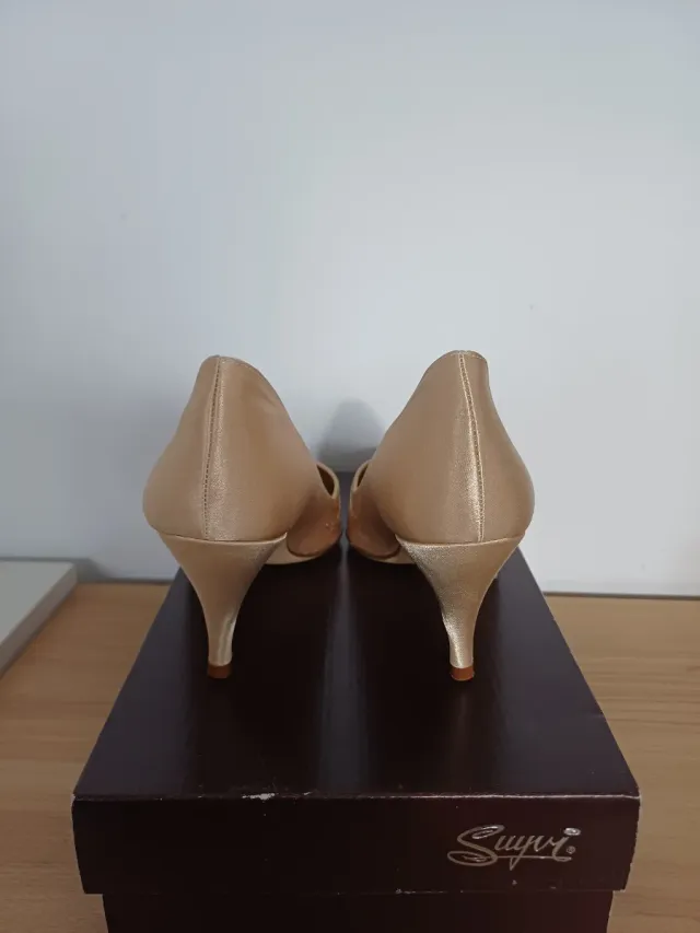 Zapatos de salón Suyvi beige y dorados