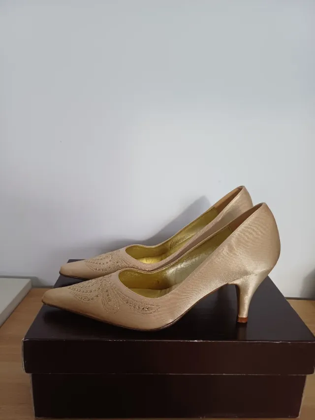 Zapatos de salón Suyvi beige y dorados
