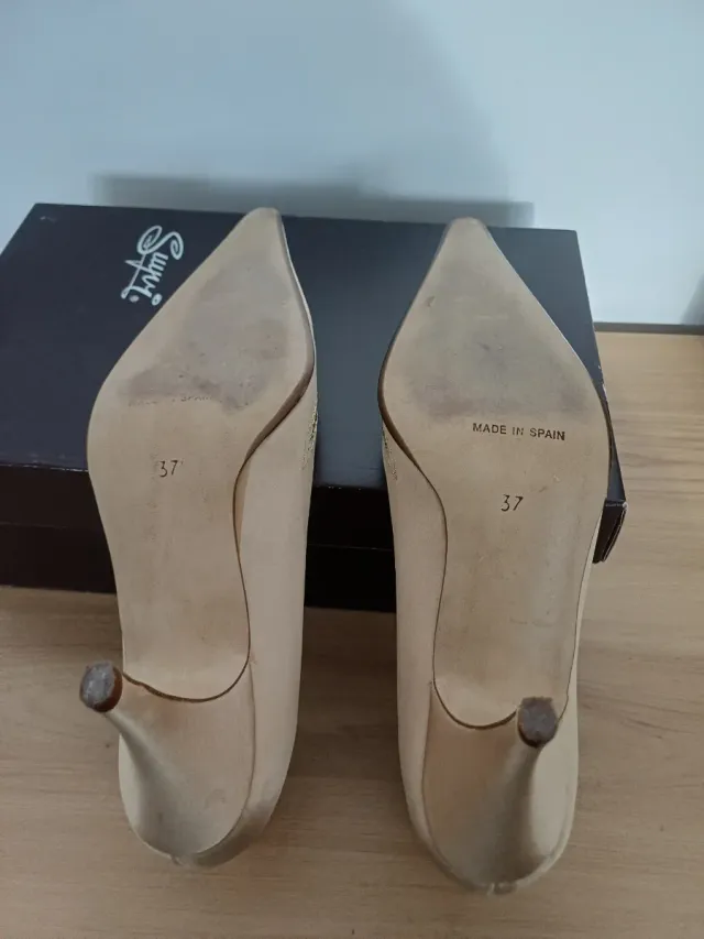 Zapatos de salón Suyvi beige y dorados
