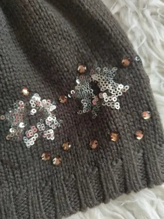 Gorro niña gris con abalorios y lentejuelas