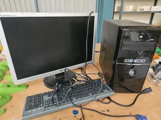 Ordenador LG con pantalla y teclado