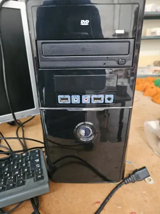 Ordenador LG con pantalla y teclado