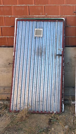 Puerta de chapa metálica