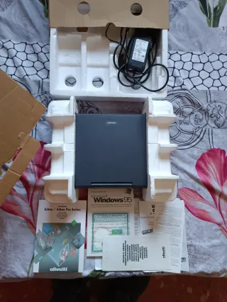 Portátil vintage Olivetti 910T en su caja