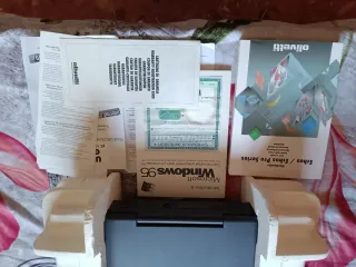 Portátil vintage Olivetti 910T en su caja