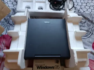 Portátil vintage Olivetti 910T en su caja