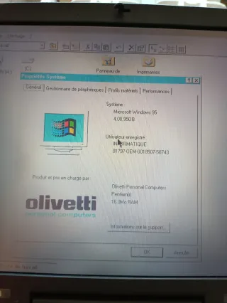 Portátil vintage Olivetti 910T en su caja