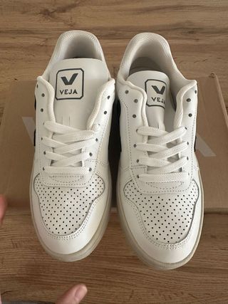 Zapatillas Veja Blancas y Negras