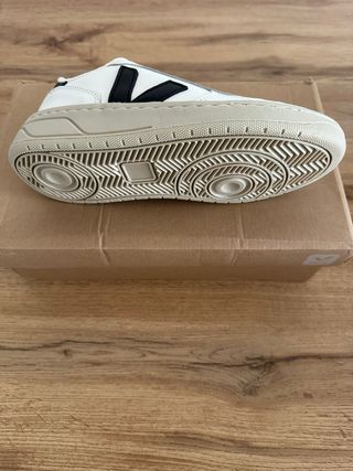 Zapatillas Veja Blancas y Negras