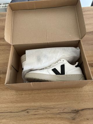 Zapatillas Veja Blancas y Negras