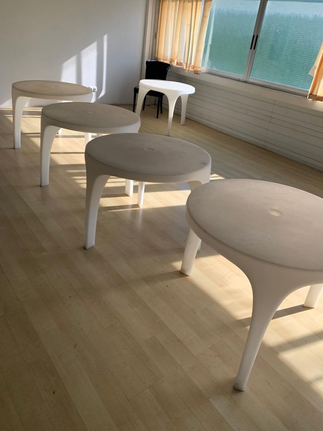 Mesas redondas de plástico resistente.