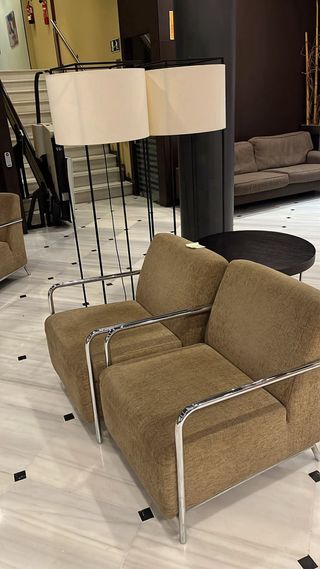 Sillón de terraza tapizado y con patas metálicas