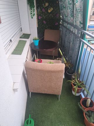 Sillón de terraza tapizado y con patas metálicas