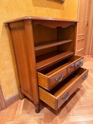 Aparador de madera con cajones