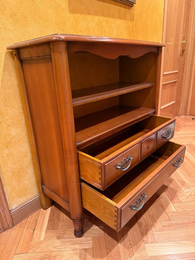 Aparador de madera con cajones
