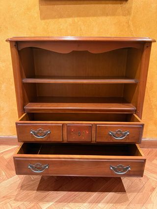 Aparador de madera con cajones